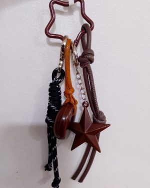 LLAVERO DE ESTRELLA CON CORDONES $85