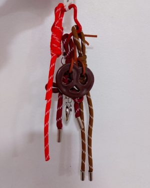 LLAVERO DE PRETZEL CON CORDONES $85