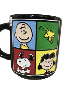 TAZA NEGRA ~SNOOPY Y SUS AMIGOS~ $245