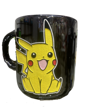 TAZA NEGRA "PICACHU SENTADO" $245