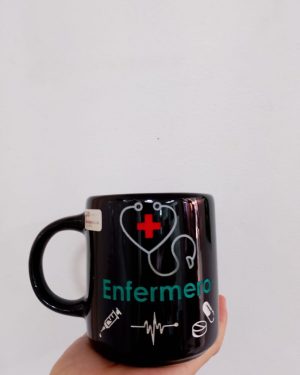 TAZA NEGRA "ENFERMERO/A" $245