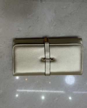 CARTERA GRACE TIPO PIEL CON CINTO EN LA PARTE DE LA ABERTURA $245