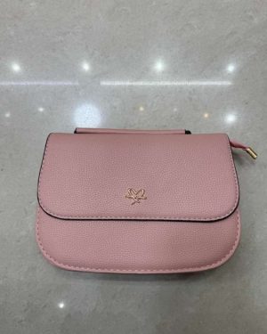 BOLSA FASHION GRACE CON UN CORAZON TIPO PIEL $350
