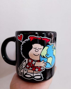 TAZA NEGRA DE MAFALDA ABRAZANDO EL MUNDO $245