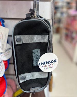 LAPICERA CHENSO COLOR NEGRA Y GRIS CON DOS COMPARTIMENTOS Y LETRAS EN EL CENTRO $388