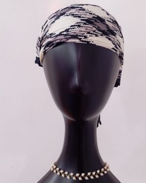 PAÑOLETA ARRUGADA BLANCA CON BORDE NEGRO ESTAMPADO DE CUADROS PIXELEADOS $179