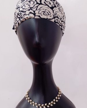 PAÑOLETA ARRUGADA NEGRA CON FLORES BLANCAS $179