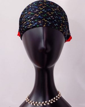 PAÑOLETA ARRUGADA NEGRA CON BORDE ROJO Y ESTAMPADO DE "H" DE COLORES $179