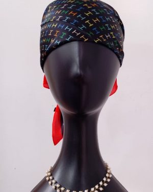 PAÑOLETA LISA NEGRA CON BORDE ROJO Y ESTAMPADO DE "H" DE COLORES $199