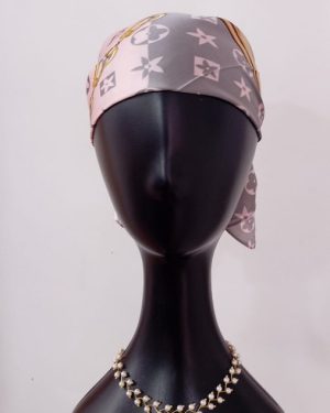 PAÑOLETA LISA COLOR ROSA CON GRIS CON ESTAMPADO DE FLORES Y ROMBOS $199