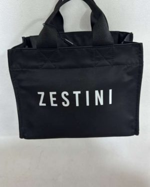 BOLSA CUADRADA DE MANO COLOR NEGRO LETRAS ZESTINI $450