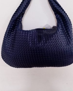BOLSA TIPO TEJIDA AZUL $680