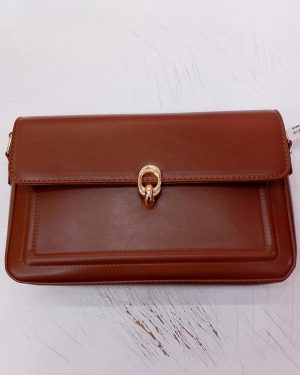 BOLSA COLOR CAFE CON HEBILLA OVALADA $399
