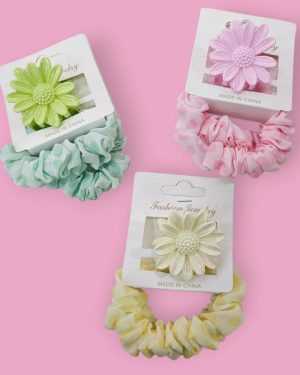 PINZA DE MARGARITA Y SCRUNCHIES COLORES PASTELES $55