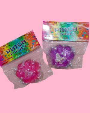 SQUISHI DE HUELLA DE PERRO CON PERLAS Y MARIPOSA PINCH FAMILY